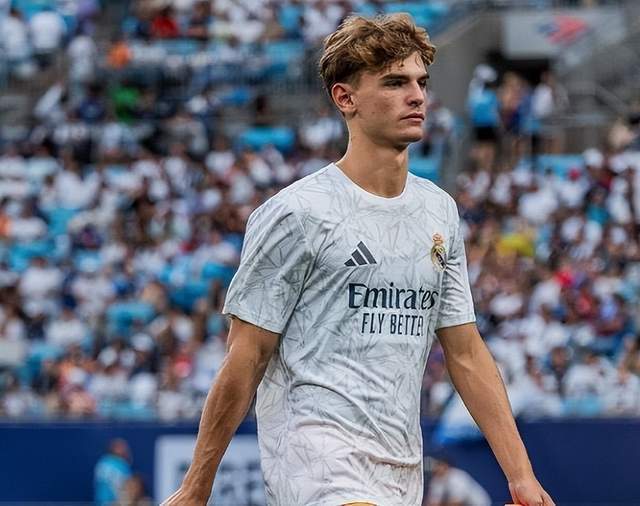 一个充满不 一个充满不